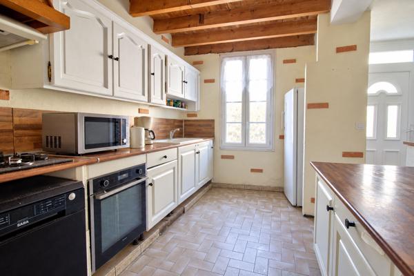 Layrac - Maison de ville de 186m2, composée de 6 chambres, climatisation, garage et jardin.