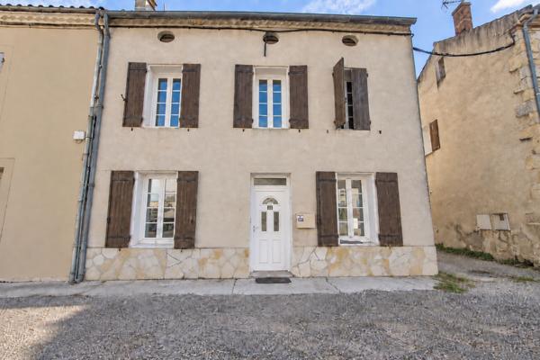 Layrac - Maison de ville de 186m2, composée de 6 chambres, climatisation, garage et jardin.