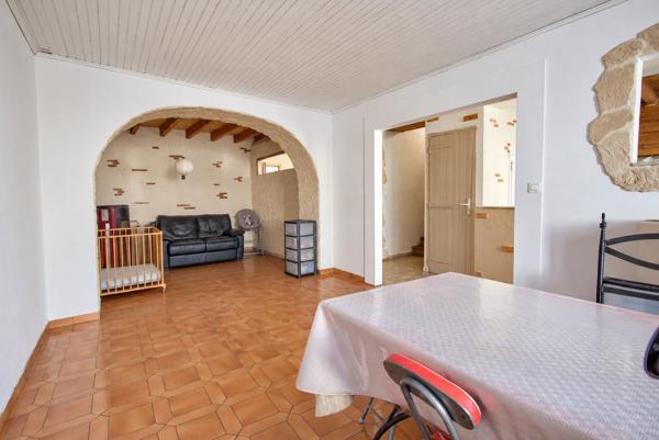Layrac - Maison de ville de 186m2, composée de 6 chambres, climatisation, garage et jardin.