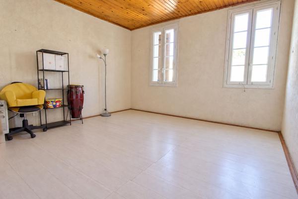 Layrac - Maison de ville de 186m2, composée de 6 chambres, climatisation, garage et jardin.