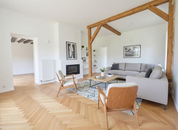 Maison de village 3 chambres à rénover avec grand garage et dépendances - Terrain clos et arboré