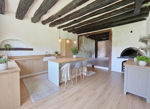 Maison de village 3 chambres à rénover avec grand garage et dépendances - Terrain clos et arboré