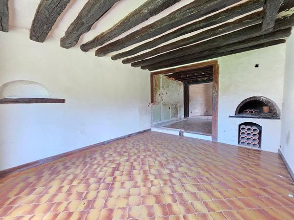 Maison de village 3 chambres à rénover avec grand garage et dépendances - Terrain clos et arboré