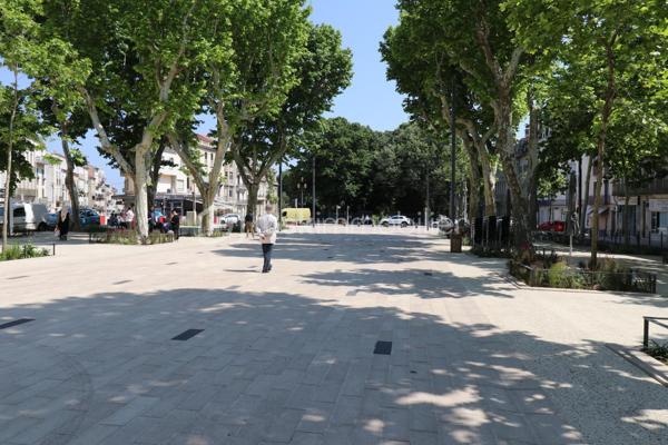 BEZIERS CENTRE-VILLE – BEL APPARTEMENT DUPLEX 124 m² – 3 CHAMBRES – BALCON - GARAGE/BOX PRIVATIF
210 000 €
UN BEL ESPACE DE VIE AU CŒUR DE BÉZIERS !
Situé en plein centre-ville de Béziers, découvrez ce lumineux appartement en duplex de 124 m², situé au 4ᵉ étage avec ascenseur, offrant de beaux volumes et un agencement idéal pour une vie de famille.
L'appartement est à rafraîchir, ce qui vous permettra de le personnaliser et de créer un intérieur à votre image.
Au premier niveau, vous découvrirez une cuisine, une chambre, un agréable salon / salle à manger, une salle d'eau, un WC ainsi qu'un balcon.
À l'étage, l'espace nuit se compose de deux chambres supplémentaires, d'une seconde salle d'eau, d'un WC et d'une mezzanine, offrant un espace supplémentaire pouvant être aménagé selon vos envies : bureau, coin détente, bibliothèque ou espace de rangement.
LES + DU BIEN
124 m² habitables
3 chambres
2 salles d'eau
2 WC
Mezzanine
Balcon
Appartement lumineux
Climatisation
DPE : C
Beaux volumes
Potentiel de personnalisation après rafraîchissement
UN EMPLACEMENT IDÉAL
Vous profiterez pleinement de la vie biterroise avec toutes les commodités accessibles à proximité : commerces, boutiques, shopping, restaurants et cinémas.
Le centre commercial Polygone se trouve à proximité, tout comme la gare TGV de Béziers, facilitant les déplacements vers les grandes villes.
Pour les amoureux de nature et de promenades, le Parc des Poètes, avec ses 5 hectares de verdure, offre un véritable espace de respiration au cœur de la ville.
UN BIEN À DÉCOUVRIR & RARE
Avec ses 124 m², ses 3 chambres, sa mezzanine, son balcon et sa situation centrale, ce duplex offre un beau potentiel pour créer un appartement familial spacieux et personnalisé au cœur de Béziers.

Prix : 210 000 €

Une visite permettra de découvrir tout le potentiel de ce bien.