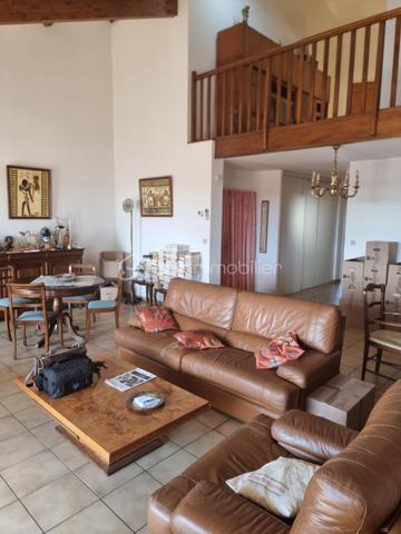 BEZIERS CENTRE-VILLE – BEL APPARTEMENT DUPLEX 124 m² – 3 CHAMBRES – BALCON - GARAGE/BOX PRIVATIF
210 000 €
UN BEL ESPACE DE VIE AU CŒUR DE BÉZIERS !
Situé en plein centre-ville de Béziers, découvrez ce lumineux appartement en duplex de 124 m², situé au 4ᵉ étage avec ascenseur, offrant de beaux volumes et un agencement idéal pour une vie de famille.
L'appartement est à rafraîchir, ce qui vous permettra de le personnaliser et de créer un intérieur à votre image.
Au premier niveau, vous découvrirez une cuisine, une chambre, un agréable salon / salle à manger, une salle d'eau, un WC ainsi qu'un balcon.
À l'étage, l'espace nuit se compose de deux chambres supplémentaires, d'une seconde salle d'eau, d'un WC et d'une mezzanine, offrant un espace supplémentaire pouvant être aménagé selon vos envies : bureau, coin détente, bibliothèque ou espace de rangement.
LES + DU BIEN
124 m² habitables
3 chambres
2 salles d'eau
2 WC
Mezzanine
Balcon
Appartement lumineux
Climatisation
DPE : C
Beaux volumes
Potentiel de personnalisation après rafraîchissement
UN EMPLACEMENT IDÉAL
Vous profiterez pleinement de la vie biterroise avec toutes les commodités accessibles à proximité : commerces, boutiques, shopping, restaurants et cinémas.
Le centre commercial Polygone se trouve à proximité, tout comme la gare TGV de Béziers, facilitant les déplacements vers les grandes villes.
Pour les amoureux de nature et de promenades, le Parc des Poètes, avec ses 5 hectares de verdure, offre un véritable espace de respiration au cœur de la ville.
UN BIEN À DÉCOUVRIR & RARE
Avec ses 124 m², ses 3 chambres, sa mezzanine, son balcon et sa situation centrale, ce duplex offre un beau potentiel pour créer un appartement familial spacieux et personnalisé au cœur de Béziers.

Prix : 210 000 €

Une visite permettra de découvrir tout le potentiel de ce bien.
