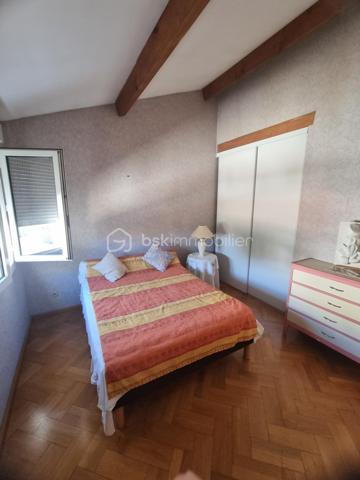 BEZIERS CENTRE-VILLE – BEL APPARTEMENT DUPLEX 124 m² – 3 CHAMBRES – BALCON - GARAGE/BOX PRIVATIF
210 000 €
UN BEL ESPACE DE VIE AU CŒUR DE BÉZIERS !
Situé en plein centre-ville de Béziers, découvrez ce lumineux appartement en duplex de 124 m², situé au 4ᵉ étage avec ascenseur, offrant de beaux volumes et un agencement idéal pour une vie de famille.
L'appartement est à rafraîchir, ce qui vous permettra de le personnaliser et de créer un intérieur à votre image.
Au premier niveau, vous découvrirez une cuisine, une chambre, un agréable salon / salle à manger, une salle d'eau, un WC ainsi qu'un balcon.
À l'étage, l'espace nuit se compose de deux chambres supplémentaires, d'une seconde salle d'eau, d'un WC et d'une mezzanine, offrant un espace supplémentaire pouvant être aménagé selon vos envies : bureau, coin détente, bibliothèque ou espace de rangement.
LES + DU BIEN
124 m² habitables
3 chambres
2 salles d'eau
2 WC
Mezzanine
Balcon
Appartement lumineux
Climatisation
DPE : C
Beaux volumes
Potentiel de personnalisation après rafraîchissement
UN EMPLACEMENT IDÉAL
Vous profiterez pleinement de la vie biterroise avec toutes les commodités accessibles à proximité : commerces, boutiques, shopping, restaurants et cinémas.
Le centre commercial Polygone se trouve à proximité, tout comme la gare TGV de Béziers, facilitant les déplacements vers les grandes villes.
Pour les amoureux de nature et de promenades, le Parc des Poètes, avec ses 5 hectares de verdure, offre un véritable espace de respiration au cœur de la ville.
UN BIEN À DÉCOUVRIR & RARE
Avec ses 124 m², ses 3 chambres, sa mezzanine, son balcon et sa situation centrale, ce duplex offre un beau potentiel pour créer un appartement familial spacieux et personnalisé au cœur de Béziers.

Prix : 210 000 €

Une visite permettra de découvrir tout le potentiel de ce bien.