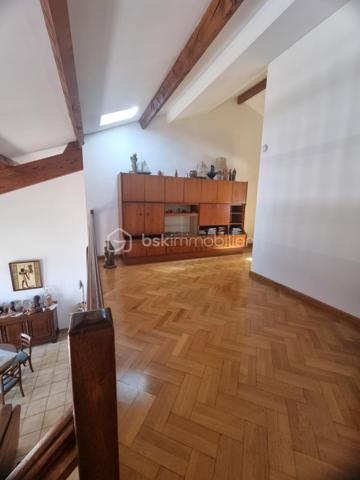 BEZIERS CENTRE-VILLE – BEL APPARTEMENT DUPLEX 124 m² – 3 CHAMBRES – BALCON - GARAGE/BOX PRIVATIF
210 000 €
UN BEL ESPACE DE VIE AU CŒUR DE BÉZIERS !
Situé en plein centre-ville de Béziers, découvrez ce lumineux appartement en duplex de 124 m², situé au 4ᵉ étage avec ascenseur, offrant de beaux volumes et un agencement idéal pour une vie de famille.
L'appartement est à rafraîchir, ce qui vous permettra de le personnaliser et de créer un intérieur à votre image.
Au premier niveau, vous découvrirez une cuisine, une chambre, un agréable salon / salle à manger, une salle d'eau, un WC ainsi qu'un balcon.
À l'étage, l'espace nuit se compose de deux chambres supplémentaires, d'une seconde salle d'eau, d'un WC et d'une mezzanine, offrant un espace supplémentaire pouvant être aménagé selon vos envies : bureau, coin détente, bibliothèque ou espace de rangement.
LES + DU BIEN
124 m² habitables
3 chambres
2 salles d'eau
2 WC
Mezzanine
Balcon
Appartement lumineux
Climatisation
DPE : C
Beaux volumes
Potentiel de personnalisation après rafraîchissement
UN EMPLACEMENT IDÉAL
Vous profiterez pleinement de la vie biterroise avec toutes les commodités accessibles à proximité : commerces, boutiques, shopping, restaurants et cinémas.
Le centre commercial Polygone se trouve à proximité, tout comme la gare TGV de Béziers, facilitant les déplacements vers les grandes villes.
Pour les amoureux de nature et de promenades, le Parc des Poètes, avec ses 5 hectares de verdure, offre un véritable espace de respiration au cœur de la ville.
UN BIEN À DÉCOUVRIR & RARE
Avec ses 124 m², ses 3 chambres, sa mezzanine, son balcon et sa situation centrale, ce duplex offre un beau potentiel pour créer un appartement familial spacieux et personnalisé au cœur de Béziers.

Prix : 210 000 €

Une visite permettra de découvrir tout le potentiel de ce bien.