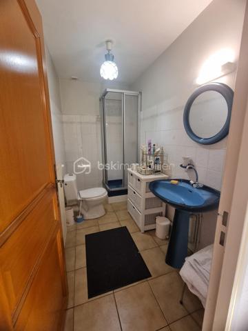 BEZIERS CENTRE-VILLE – BEL APPARTEMENT DUPLEX 124 m² – 3 CHAMBRES – BALCON - GARAGE/BOX PRIVATIF
210 000 €
UN BEL ESPACE DE VIE AU CŒUR DE BÉZIERS !
Situé en plein centre-ville de Béziers, découvrez ce lumineux appartement en duplex de 124 m², situé au 4ᵉ étage avec ascenseur, offrant de beaux volumes et un agencement idéal pour une vie de famille.
L'appartement est à rafraîchir, ce qui vous permettra de le personnaliser et de créer un intérieur à votre image.
Au premier niveau, vous découvrirez une cuisine, une chambre, un agréable salon / salle à manger, une salle d'eau, un WC ainsi qu'un balcon.
À l'étage, l'espace nuit se compose de deux chambres supplémentaires, d'une seconde salle d'eau, d'un WC et d'une mezzanine, offrant un espace supplémentaire pouvant être aménagé selon vos envies : bureau, coin détente, bibliothèque ou espace de rangement.
LES + DU BIEN
124 m² habitables
3 chambres
2 salles d'eau
2 WC
Mezzanine
Balcon
Appartement lumineux
Climatisation
DPE : C
Beaux volumes
Potentiel de personnalisation après rafraîchissement
UN EMPLACEMENT IDÉAL
Vous profiterez pleinement de la vie biterroise avec toutes les commodités accessibles à proximité : commerces, boutiques, shopping, restaurants et cinémas.
Le centre commercial Polygone se trouve à proximité, tout comme la gare TGV de Béziers, facilitant les déplacements vers les grandes villes.
Pour les amoureux de nature et de promenades, le Parc des Poètes, avec ses 5 hectares de verdure, offre un véritable espace de respiration au cœur de la ville.
UN BIEN À DÉCOUVRIR & RARE
Avec ses 124 m², ses 3 chambres, sa mezzanine, son balcon et sa situation centrale, ce duplex offre un beau potentiel pour créer un appartement familial spacieux et personnalisé au cœur de Béziers.

Prix : 210 000 €

Une visite permettra de découvrir tout le potentiel de ce bien.