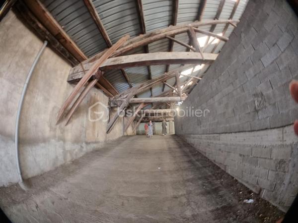 BEZIERS CENTRE-VILLE – BEL APPARTEMENT DUPLEX 124 m² – 3 CHAMBRES – BALCON - GARAGE/BOX PRIVATIF
210 000 €
UN BEL ESPACE DE VIE AU CŒUR DE BÉZIERS !
Situé en plein centre-ville de Béziers, découvrez ce lumineux appartement en duplex de 124 m², situé au 4ᵉ étage avec ascenseur, offrant de beaux volumes et un agencement idéal pour une vie de famille.
L'appartement est à rafraîchir, ce qui vous permettra de le personnaliser et de créer un intérieur à votre image.
Au premier niveau, vous découvrirez une cuisine, une chambre, un agréable salon / salle à manger, une salle d'eau, un WC ainsi qu'un balcon.
À l'étage, l'espace nuit se compose de deux chambres supplémentaires, d'une seconde salle d'eau, d'un WC et d'une mezzanine, offrant un espace supplémentaire pouvant être aménagé selon vos envies : bureau, coin détente, bibliothèque ou espace de rangement.
LES + DU BIEN
124 m² habitables
3 chambres
2 salles d'eau
2 WC
Mezzanine
Balcon
Appartement lumineux
Climatisation
DPE : C
Beaux volumes
Potentiel de personnalisation après rafraîchissement
UN EMPLACEMENT IDÉAL
Vous profiterez pleinement de la vie biterroise avec toutes les commodités accessibles à proximité : commerces, boutiques, shopping, restaurants et cinémas.
Le centre commercial Polygone se trouve à proximité, tout comme la gare TGV de Béziers, facilitant les déplacements vers les grandes villes.
Pour les amoureux de nature et de promenades, le Parc des Poètes, avec ses 5 hectares de verdure, offre un véritable espace de respiration au cœur de la ville.
UN BIEN À DÉCOUVRIR & RARE
Avec ses 124 m², ses 3 chambres, sa mezzanine, son balcon et sa situation centrale, ce duplex offre un beau potentiel pour créer un appartement familial spacieux et personnalisé au cœur de Béziers.

Prix : 210 000 €

Une visite permettra de découvrir tout le potentiel de ce bien.