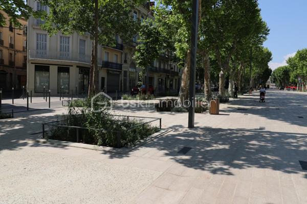 BEZIERS CENTRE-VILLE – BEL APPARTEMENT DUPLEX 124 m² – 3 CHAMBRES – BALCON - GARAGE/BOX PRIVATIF
210 000 €
UN BEL ESPACE DE VIE AU CŒUR DE BÉZIERS !
Situé en plein centre-ville de Béziers, découvrez ce lumineux appartement en duplex de 124 m², situé au 4ᵉ étage avec ascenseur, offrant de beaux volumes et un agencement idéal pour une vie de famille.
L'appartement est à rafraîchir, ce qui vous permettra de le personnaliser et de créer un intérieur à votre image.
Au premier niveau, vous découvrirez une cuisine, une chambre, un agréable salon / salle à manger, une salle d'eau, un WC ainsi qu'un balcon.
À l'étage, l'espace nuit se compose de deux chambres supplémentaires, d'une seconde salle d'eau, d'un WC et d'une mezzanine, offrant un espace supplémentaire pouvant être aménagé selon vos envies : bureau, coin détente, bibliothèque ou espace de rangement.
LES + DU BIEN
124 m² habitables
3 chambres
2 salles d'eau
2 WC
Mezzanine
Balcon
Appartement lumineux
Climatisation
DPE : C
Beaux volumes
Potentiel de personnalisation après rafraîchissement
UN EMPLACEMENT IDÉAL
Vous profiterez pleinement de la vie biterroise avec toutes les commodités accessibles à proximité : commerces, boutiques, shopping, restaurants et cinémas.
Le centre commercial Polygone se trouve à proximité, tout comme la gare TGV de Béziers, facilitant les déplacements vers les grandes villes.
Pour les amoureux de nature et de promenades, le Parc des Poètes, avec ses 5 hectares de verdure, offre un véritable espace de respiration au cœur de la ville.
UN BIEN À DÉCOUVRIR & RARE
Avec ses 124 m², ses 3 chambres, sa mezzanine, son balcon et sa situation centrale, ce duplex offre un beau potentiel pour créer un appartement familial spacieux et personnalisé au cœur de Béziers.

Prix : 210 000 €

Une visite permettra de découvrir tout le potentiel de ce bien.