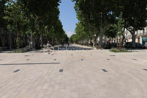 BEZIERS CENTRE-VILLE – BEL APPARTEMENT DUPLEX 124 m² – 3 CHAMBRES – BALCON - GARAGE/BOX PRIVATIF
210 000 €
UN BEL ESPACE DE VIE AU CŒUR DE BÉZIERS !
Situé en plein centre-ville de Béziers, découvrez ce lumineux appartement en duplex de 124 m², situé au 4ᵉ étage avec ascenseur, offrant de beaux volumes et un agencement idéal pour une vie de famille.
L'appartement est à rafraîchir, ce qui vous permettra de le personnaliser et de créer un intérieur à votre image.
Au premier niveau, vous découvrirez une cuisine, une chambre, un agréable salon / salle à manger, une salle d'eau, un WC ainsi qu'un balcon.
À l'étage, l'espace nuit se compose de deux chambres supplémentaires, d'une seconde salle d'eau, d'un WC et d'une mezzanine, offrant un espace supplémentaire pouvant être aménagé selon vos envies : bureau, coin détente, bibliothèque ou espace de rangement.
LES + DU BIEN
124 m² habitables
3 chambres
2 salles d'eau
2 WC
Mezzanine
Balcon
Appartement lumineux
Climatisation
DPE : C
Beaux volumes
Potentiel de personnalisation après rafraîchissement
UN EMPLACEMENT IDÉAL
Vous profiterez pleinement de la vie biterroise avec toutes les commodités accessibles à proximité : commerces, boutiques, shopping, restaurants et cinémas.
Le centre commercial Polygone se trouve à proximité, tout comme la gare TGV de Béziers, facilitant les déplacements vers les grandes villes.
Pour les amoureux de nature et de promenades, le Parc des Poètes, avec ses 5 hectares de verdure, offre un véritable espace de respiration au cœur de la ville.
UN BIEN À DÉCOUVRIR & RARE
Avec ses 124 m², ses 3 chambres, sa mezzanine, son balcon et sa situation centrale, ce duplex offre un beau potentiel pour créer un appartement familial spacieux et personnalisé au cœur de Béziers.

Prix : 210 000 €

Une visite permettra de découvrir tout le potentiel de ce bien.