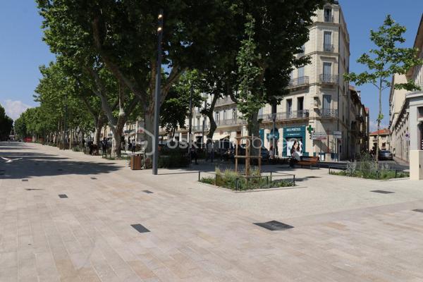 BEZIERS CENTRE-VILLE – BEL APPARTEMENT DUPLEX 124 m² – 3 CHAMBRES – BALCON - GARAGE/BOX PRIVATIF
210 000 €
UN BEL ESPACE DE VIE AU CŒUR DE BÉZIERS !
Situé en plein centre-ville de Béziers, découvrez ce lumineux appartement en duplex de 124 m², situé au 4ᵉ étage avec ascenseur, offrant de beaux volumes et un agencement idéal pour une vie de famille.
L'appartement est à rafraîchir, ce qui vous permettra de le personnaliser et de créer un intérieur à votre image.
Au premier niveau, vous découvrirez une cuisine, une chambre, un agréable salon / salle à manger, une salle d'eau, un WC ainsi qu'un balcon.
À l'étage, l'espace nuit se compose de deux chambres supplémentaires, d'une seconde salle d'eau, d'un WC et d'une mezzanine, offrant un espace supplémentaire pouvant être aménagé selon vos envies : bureau, coin détente, bibliothèque ou espace de rangement.
LES + DU BIEN
124 m² habitables
3 chambres
2 salles d'eau
2 WC
Mezzanine
Balcon
Appartement lumineux
Climatisation
DPE : C
Beaux volumes
Potentiel de personnalisation après rafraîchissement
UN EMPLACEMENT IDÉAL
Vous profiterez pleinement de la vie biterroise avec toutes les commodités accessibles à proximité : commerces, boutiques, shopping, restaurants et cinémas.
Le centre commercial Polygone se trouve à proximité, tout comme la gare TGV de Béziers, facilitant les déplacements vers les grandes villes.
Pour les amoureux de nature et de promenades, le Parc des Poètes, avec ses 5 hectares de verdure, offre un véritable espace de respiration au cœur de la ville.
UN BIEN À DÉCOUVRIR & RARE
Avec ses 124 m², ses 3 chambres, sa mezzanine, son balcon et sa situation centrale, ce duplex offre un beau potentiel pour créer un appartement familial spacieux et personnalisé au cœur de Béziers.

Prix : 210 000 €

Une visite permettra de découvrir tout le potentiel de ce bien.