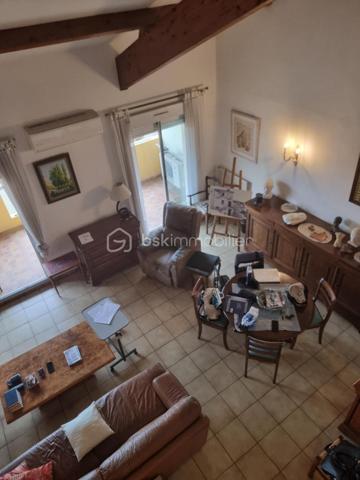 BEZIERS CENTRE-VILLE – BEL APPARTEMENT DUPLEX 124 m² – 3 CHAMBRES – BALCON - GARAGE/BOX PRIVATIF
210 000 €
UN BEL ESPACE DE VIE AU CŒUR DE BÉZIERS !
Situé en plein centre-ville de Béziers, découvrez ce lumineux appartement en duplex de 124 m², situé au 4ᵉ étage avec ascenseur, offrant de beaux volumes et un agencement idéal pour une vie de famille.
L'appartement est à rafraîchir, ce qui vous permettra de le personnaliser et de créer un intérieur à votre image.
Au premier niveau, vous découvrirez une cuisine, une chambre, un agréable salon / salle à manger, une salle d'eau, un WC ainsi qu'un balcon.
À l'étage, l'espace nuit se compose de deux chambres supplémentaires, d'une seconde salle d'eau, d'un WC et d'une mezzanine, offrant un espace supplémentaire pouvant être aménagé selon vos envies : bureau, coin détente, bibliothèque ou espace de rangement.
LES + DU BIEN
124 m² habitables
3 chambres
2 salles d'eau
2 WC
Mezzanine
Balcon
Appartement lumineux
Climatisation
DPE : C
Beaux volumes
Potentiel de personnalisation après rafraîchissement
UN EMPLACEMENT IDÉAL
Vous profiterez pleinement de la vie biterroise avec toutes les commodités accessibles à proximité : commerces, boutiques, shopping, restaurants et cinémas.
Le centre commercial Polygone se trouve à proximité, tout comme la gare TGV de Béziers, facilitant les déplacements vers les grandes villes.
Pour les amoureux de nature et de promenades, le Parc des Poètes, avec ses 5 hectares de verdure, offre un véritable espace de respiration au cœur de la ville.
UN BIEN À DÉCOUVRIR & RARE
Avec ses 124 m², ses 3 chambres, sa mezzanine, son balcon et sa situation centrale, ce duplex offre un beau potentiel pour créer un appartement familial spacieux et personnalisé au cœur de Béziers.

Prix : 210 000 €

Une visite permettra de découvrir tout le potentiel de ce bien.
