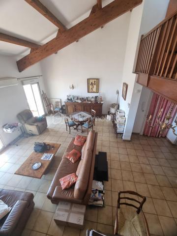 BEZIERS CENTRE-VILLE – BEL APPARTEMENT DUPLEX 124 m² – 3 CHAMBRES – BALCON - GARAGE/BOX PRIVATIF
210 000 €
UN BEL ESPACE DE VIE AU CŒUR DE BÉZIERS !
Situé en plein centre-ville de Béziers, découvrez ce lumineux appartement en duplex de 124 m², situé au 4ᵉ étage avec ascenseur, offrant de beaux volumes et un agencement idéal pour une vie de famille.
L'appartement est à rafraîchir, ce qui vous permettra de le personnaliser et de créer un intérieur à votre image.
Au premier niveau, vous découvrirez une cuisine, une chambre, un agréable salon / salle à manger, une salle d'eau, un WC ainsi qu'un balcon.
À l'étage, l'espace nuit se compose de deux chambres supplémentaires, d'une seconde salle d'eau, d'un WC et d'une mezzanine, offrant un espace supplémentaire pouvant être aménagé selon vos envies : bureau, coin détente, bibliothèque ou espace de rangement.
LES + DU BIEN
124 m² habitables
3 chambres
2 salles d'eau
2 WC
Mezzanine
Balcon
Appartement lumineux
Climatisation
DPE : C
Beaux volumes
Potentiel de personnalisation après rafraîchissement
UN EMPLACEMENT IDÉAL
Vous profiterez pleinement de la vie biterroise avec toutes les commodités accessibles à proximité : commerces, boutiques, shopping, restaurants et cinémas.
Le centre commercial Polygone se trouve à proximité, tout comme la gare TGV de Béziers, facilitant les déplacements vers les grandes villes.
Pour les amoureux de nature et de promenades, le Parc des Poètes, avec ses 5 hectares de verdure, offre un véritable espace de respiration au cœur de la ville.
UN BIEN À DÉCOUVRIR & RARE
Avec ses 124 m², ses 3 chambres, sa mezzanine, son balcon et sa situation centrale, ce duplex offre un beau potentiel pour créer un appartement familial spacieux et personnalisé au cœur de Béziers.

Prix : 210 000 €

Une visite permettra de découvrir tout le potentiel de ce bien.