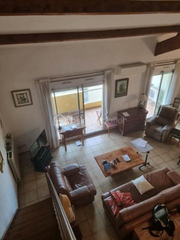 BEZIERS CENTRE-VILLE – BEL APPARTEMENT DUPLEX 124 m² – 3 CHAMBRES – BALCON - GARAGE/BOX PRIVATIF
210 000 €
UN BEL ESPACE DE VIE AU CŒUR DE BÉZIERS !
Situé en plein centre-ville de Béziers, découvrez ce lumineux appartement en duplex de 124 m², situé au 4ᵉ étage avec ascenseur, offrant de beaux volumes et un agencement idéal pour une vie de famille.
L'appartement est à rafraîchir, ce qui vous permettra de le personnaliser et de créer un intérieur à votre image.
Au premier niveau, vous découvrirez une cuisine, une chambre, un agréable salon / salle à manger, une salle d'eau, un WC ainsi qu'un balcon.
À l'étage, l'espace nuit se compose de deux chambres supplémentaires, d'une seconde salle d'eau, d'un WC et d'une mezzanine, offrant un espace supplémentaire pouvant être aménagé selon vos envies : bureau, coin détente, bibliothèque ou espace de rangement.
LES + DU BIEN
124 m² habitables
3 chambres
2 salles d'eau
2 WC
Mezzanine
Balcon
Appartement lumineux
Climatisation
DPE : C
Beaux volumes
Potentiel de personnalisation après rafraîchissement
UN EMPLACEMENT IDÉAL
Vous profiterez pleinement de la vie biterroise avec toutes les commodités accessibles à proximité : commerces, boutiques, shopping, restaurants et cinémas.
Le centre commercial Polygone se trouve à proximité, tout comme la gare TGV de Béziers, facilitant les déplacements vers les grandes villes.
Pour les amoureux de nature et de promenades, le Parc des Poètes, avec ses 5 hectares de verdure, offre un véritable espace de respiration au cœur de la ville.
UN BIEN À DÉCOUVRIR & RARE
Avec ses 124 m², ses 3 chambres, sa mezzanine, son balcon et sa situation centrale, ce duplex offre un beau potentiel pour créer un appartement familial spacieux et personnalisé au cœur de Béziers.

Prix : 210 000 €

Une visite permettra de découvrir tout le potentiel de ce bien.