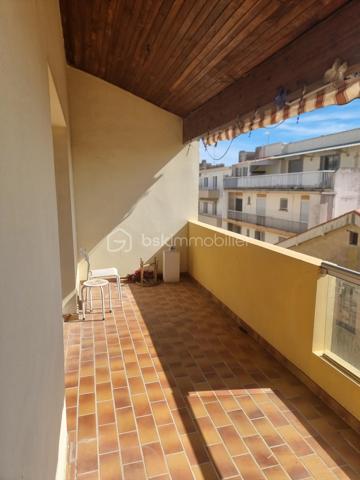 BEZIERS CENTRE-VILLE – BEL APPARTEMENT DUPLEX 124 m² – 3 CHAMBRES – BALCON - GARAGE/BOX PRIVATIF
210 000 €
UN BEL ESPACE DE VIE AU CŒUR DE BÉZIERS !
Situé en plein centre-ville de Béziers, découvrez ce lumineux appartement en duplex de 124 m², situé au 4ᵉ étage avec ascenseur, offrant de beaux volumes et un agencement idéal pour une vie de famille.
L'appartement est à rafraîchir, ce qui vous permettra de le personnaliser et de créer un intérieur à votre image.
Au premier niveau, vous découvrirez une cuisine, une chambre, un agréable salon / salle à manger, une salle d'eau, un WC ainsi qu'un balcon.
À l'étage, l'espace nuit se compose de deux chambres supplémentaires, d'une seconde salle d'eau, d'un WC et d'une mezzanine, offrant un espace supplémentaire pouvant être aménagé selon vos envies : bureau, coin détente, bibliothèque ou espace de rangement.
LES + DU BIEN
124 m² habitables
3 chambres
2 salles d'eau
2 WC
Mezzanine
Balcon
Appartement lumineux
Climatisation
DPE : C
Beaux volumes
Potentiel de personnalisation après rafraîchissement
UN EMPLACEMENT IDÉAL
Vous profiterez pleinement de la vie biterroise avec toutes les commodités accessibles à proximité : commerces, boutiques, shopping, restaurants et cinémas.
Le centre commercial Polygone se trouve à proximité, tout comme la gare TGV de Béziers, facilitant les déplacements vers les grandes villes.
Pour les amoureux de nature et de promenades, le Parc des Poètes, avec ses 5 hectares de verdure, offre un véritable espace de respiration au cœur de la ville.
UN BIEN À DÉCOUVRIR & RARE
Avec ses 124 m², ses 3 chambres, sa mezzanine, son balcon et sa situation centrale, ce duplex offre un beau potentiel pour créer un appartement familial spacieux et personnalisé au cœur de Béziers.

Prix : 210 000 €

Une visite permettra de découvrir tout le potentiel de ce bien.