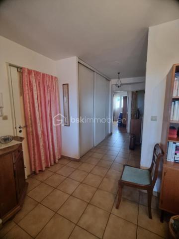BEZIERS CENTRE-VILLE – BEL APPARTEMENT DUPLEX 124 m² – 3 CHAMBRES – BALCON - GARAGE/BOX PRIVATIF
210 000 €
UN BEL ESPACE DE VIE AU CŒUR DE BÉZIERS !
Situé en plein centre-ville de Béziers, découvrez ce lumineux appartement en duplex de 124 m², situé au 4ᵉ étage avec ascenseur, offrant de beaux volumes et un agencement idéal pour une vie de famille.
L'appartement est à rafraîchir, ce qui vous permettra de le personnaliser et de créer un intérieur à votre image.
Au premier niveau, vous découvrirez une cuisine, une chambre, un agréable salon / salle à manger, une salle d'eau, un WC ainsi qu'un balcon.
À l'étage, l'espace nuit se compose de deux chambres supplémentaires, d'une seconde salle d'eau, d'un WC et d'une mezzanine, offrant un espace supplémentaire pouvant être aménagé selon vos envies : bureau, coin détente, bibliothèque ou espace de rangement.
LES + DU BIEN
124 m² habitables
3 chambres
2 salles d'eau
2 WC
Mezzanine
Balcon
Appartement lumineux
Climatisation
DPE : C
Beaux volumes
Potentiel de personnalisation après rafraîchissement
UN EMPLACEMENT IDÉAL
Vous profiterez pleinement de la vie biterroise avec toutes les commodités accessibles à proximité : commerces, boutiques, shopping, restaurants et cinémas.
Le centre commercial Polygone se trouve à proximité, tout comme la gare TGV de Béziers, facilitant les déplacements vers les grandes villes.
Pour les amoureux de nature et de promenades, le Parc des Poètes, avec ses 5 hectares de verdure, offre un véritable espace de respiration au cœur de la ville.
UN BIEN À DÉCOUVRIR & RARE
Avec ses 124 m², ses 3 chambres, sa mezzanine, son balcon et sa situation centrale, ce duplex offre un beau potentiel pour créer un appartement familial spacieux et personnalisé au cœur de Béziers.

Prix : 210 000 €

Une visite permettra de découvrir tout le potentiel de ce bien.