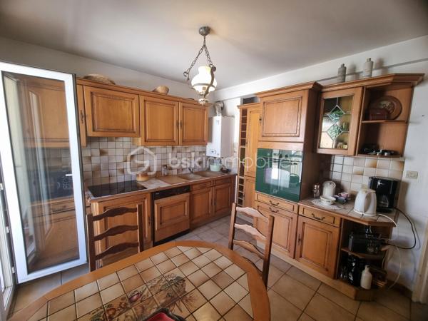 BEZIERS CENTRE-VILLE – BEL APPARTEMENT DUPLEX 124 m² – 3 CHAMBRES – BALCON - GARAGE/BOX PRIVATIF
210 000 €
UN BEL ESPACE DE VIE AU CŒUR DE BÉZIERS !
Situé en plein centre-ville de Béziers, découvrez ce lumineux appartement en duplex de 124 m², situé au 4ᵉ étage avec ascenseur, offrant de beaux volumes et un agencement idéal pour une vie de famille.
L'appartement est à rafraîchir, ce qui vous permettra de le personnaliser et de créer un intérieur à votre image.
Au premier niveau, vous découvrirez une cuisine, une chambre, un agréable salon / salle à manger, une salle d'eau, un WC ainsi qu'un balcon.
À l'étage, l'espace nuit se compose de deux chambres supplémentaires, d'une seconde salle d'eau, d'un WC et d'une mezzanine, offrant un espace supplémentaire pouvant être aménagé selon vos envies : bureau, coin détente, bibliothèque ou espace de rangement.
LES + DU BIEN
124 m² habitables
3 chambres
2 salles d'eau
2 WC
Mezzanine
Balcon
Appartement lumineux
Climatisation
DPE : C
Beaux volumes
Potentiel de personnalisation après rafraîchissement
UN EMPLACEMENT IDÉAL
Vous profiterez pleinement de la vie biterroise avec toutes les commodités accessibles à proximité : commerces, boutiques, shopping, restaurants et cinémas.
Le centre commercial Polygone se trouve à proximité, tout comme la gare TGV de Béziers, facilitant les déplacements vers les grandes villes.
Pour les amoureux de nature et de promenades, le Parc des Poètes, avec ses 5 hectares de verdure, offre un véritable espace de respiration au cœur de la ville.
UN BIEN À DÉCOUVRIR & RARE
Avec ses 124 m², ses 3 chambres, sa mezzanine, son balcon et sa situation centrale, ce duplex offre un beau potentiel pour créer un appartement familial spacieux et personnalisé au cœur de Béziers.

Prix : 210 000 €

Une visite permettra de découvrir tout le potentiel de ce bien.