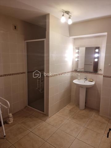 BEZIERS CENTRE-VILLE – BEL APPARTEMENT DUPLEX 124 m² – 3 CHAMBRES – BALCON - GARAGE/BOX PRIVATIF
210 000 €
UN BEL ESPACE DE VIE AU CŒUR DE BÉZIERS !
Situé en plein centre-ville de Béziers, découvrez ce lumineux appartement en duplex de 124 m², situé au 4ᵉ étage avec ascenseur, offrant de beaux volumes et un agencement idéal pour une vie de famille.
L'appartement est à rafraîchir, ce qui vous permettra de le personnaliser et de créer un intérieur à votre image.
Au premier niveau, vous découvrirez une cuisine, une chambre, un agréable salon / salle à manger, une salle d'eau, un WC ainsi qu'un balcon.
À l'étage, l'espace nuit se compose de deux chambres supplémentaires, d'une seconde salle d'eau, d'un WC et d'une mezzanine, offrant un espace supplémentaire pouvant être aménagé selon vos envies : bureau, coin détente, bibliothèque ou espace de rangement.
LES + DU BIEN
124 m² habitables
3 chambres
2 salles d'eau
2 WC
Mezzanine
Balcon
Appartement lumineux
Climatisation
DPE : C
Beaux volumes
Potentiel de personnalisation après rafraîchissement
UN EMPLACEMENT IDÉAL
Vous profiterez pleinement de la vie biterroise avec toutes les commodités accessibles à proximité : commerces, boutiques, shopping, restaurants et cinémas.
Le centre commercial Polygone se trouve à proximité, tout comme la gare TGV de Béziers, facilitant les déplacements vers les grandes villes.
Pour les amoureux de nature et de promenades, le Parc des Poètes, avec ses 5 hectares de verdure, offre un véritable espace de respiration au cœur de la ville.
UN BIEN À DÉCOUVRIR & RARE
Avec ses 124 m², ses 3 chambres, sa mezzanine, son balcon et sa situation centrale, ce duplex offre un beau potentiel pour créer un appartement familial spacieux et personnalisé au cœur de Béziers.

Prix : 210 000 €

Une visite permettra de découvrir tout le potentiel de ce bien.