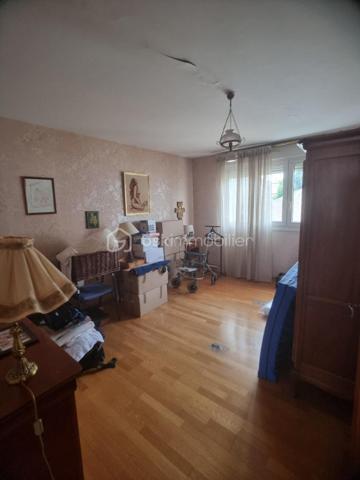 BEZIERS CENTRE-VILLE – BEL APPARTEMENT DUPLEX 124 m² – 3 CHAMBRES – BALCON - GARAGE/BOX PRIVATIF
210 000 €
UN BEL ESPACE DE VIE AU CŒUR DE BÉZIERS !
Situé en plein centre-ville de Béziers, découvrez ce lumineux appartement en duplex de 124 m², situé au 4ᵉ étage avec ascenseur, offrant de beaux volumes et un agencement idéal pour une vie de famille.
L'appartement est à rafraîchir, ce qui vous permettra de le personnaliser et de créer un intérieur à votre image.
Au premier niveau, vous découvrirez une cuisine, une chambre, un agréable salon / salle à manger, une salle d'eau, un WC ainsi qu'un balcon.
À l'étage, l'espace nuit se compose de deux chambres supplémentaires, d'une seconde salle d'eau, d'un WC et d'une mezzanine, offrant un espace supplémentaire pouvant être aménagé selon vos envies : bureau, coin détente, bibliothèque ou espace de rangement.
LES + DU BIEN
124 m² habitables
3 chambres
2 salles d'eau
2 WC
Mezzanine
Balcon
Appartement lumineux
Climatisation
DPE : C
Beaux volumes
Potentiel de personnalisation après rafraîchissement
UN EMPLACEMENT IDÉAL
Vous profiterez pleinement de la vie biterroise avec toutes les commodités accessibles à proximité : commerces, boutiques, shopping, restaurants et cinémas.
Le centre commercial Polygone se trouve à proximité, tout comme la gare TGV de Béziers, facilitant les déplacements vers les grandes villes.
Pour les amoureux de nature et de promenades, le Parc des Poètes, avec ses 5 hectares de verdure, offre un véritable espace de respiration au cœur de la ville.
UN BIEN À DÉCOUVRIR & RARE
Avec ses 124 m², ses 3 chambres, sa mezzanine, son balcon et sa situation centrale, ce duplex offre un beau potentiel pour créer un appartement familial spacieux et personnalisé au cœur de Béziers.

Prix : 210 000 €

Une visite permettra de découvrir tout le potentiel de ce bien.