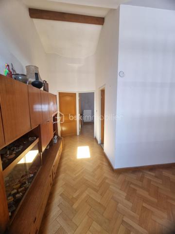 BEZIERS CENTRE-VILLE – BEL APPARTEMENT DUPLEX 124 m² – 3 CHAMBRES – BALCON - GARAGE/BOX PRIVATIF
210 000 €
UN BEL ESPACE DE VIE AU CŒUR DE BÉZIERS !
Situé en plein centre-ville de Béziers, découvrez ce lumineux appartement en duplex de 124 m², situé au 4ᵉ étage avec ascenseur, offrant de beaux volumes et un agencement idéal pour une vie de famille.
L'appartement est à rafraîchir, ce qui vous permettra de le personnaliser et de créer un intérieur à votre image.
Au premier niveau, vous découvrirez une cuisine, une chambre, un agréable salon / salle à manger, une salle d'eau, un WC ainsi qu'un balcon.
À l'étage, l'espace nuit se compose de deux chambres supplémentaires, d'une seconde salle d'eau, d'un WC et d'une mezzanine, offrant un espace supplémentaire pouvant être aménagé selon vos envies : bureau, coin détente, bibliothèque ou espace de rangement.
LES + DU BIEN
124 m² habitables
3 chambres
2 salles d'eau
2 WC
Mezzanine
Balcon
Appartement lumineux
Climatisation
DPE : C
Beaux volumes
Potentiel de personnalisation après rafraîchissement
UN EMPLACEMENT IDÉAL
Vous profiterez pleinement de la vie biterroise avec toutes les commodités accessibles à proximité : commerces, boutiques, shopping, restaurants et cinémas.
Le centre commercial Polygone se trouve à proximité, tout comme la gare TGV de Béziers, facilitant les déplacements vers les grandes villes.
Pour les amoureux de nature et de promenades, le Parc des Poètes, avec ses 5 hectares de verdure, offre un véritable espace de respiration au cœur de la ville.
UN BIEN À DÉCOUVRIR & RARE
Avec ses 124 m², ses 3 chambres, sa mezzanine, son balcon et sa situation centrale, ce duplex offre un beau potentiel pour créer un appartement familial spacieux et personnalisé au cœur de Béziers.

Prix : 210 000 €

Une visite permettra de découvrir tout le potentiel de ce bien.