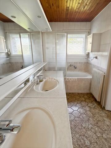 Maison individuelle 4 pièces avec jardin, garage et terrasse.
