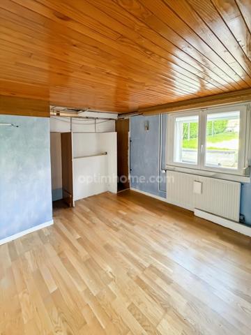 Maison individuelle 4 pièces avec jardin, garage et terrasse.