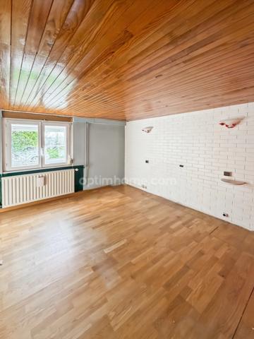 Maison individuelle 4 pièces avec jardin, garage et terrasse.