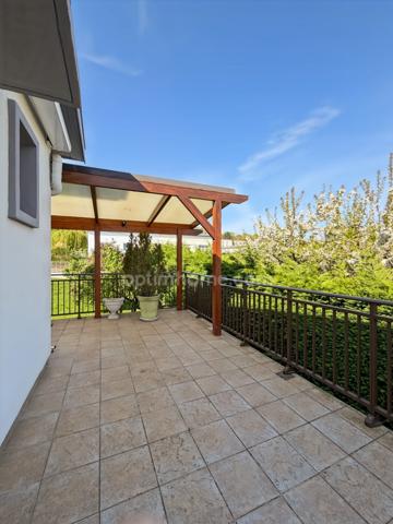 Maison individuelle 4 pièces avec jardin, garage et terrasse.