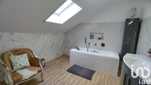 Maison 10 pièces de 315 m² à Oyonnax (01100)