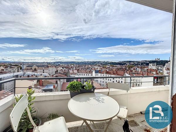 Etage élevé avec balcon et vue sur LYON