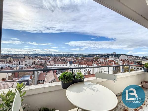 Etage élevé avec balcon et vue sur LYON