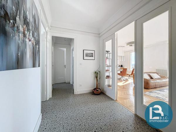 Etage élevé avec balcon et vue sur LYON