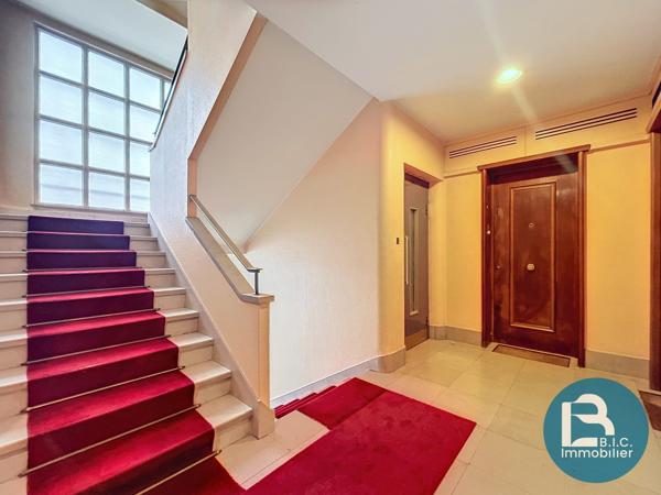 Etage élevé avec balcon et vue sur LYON