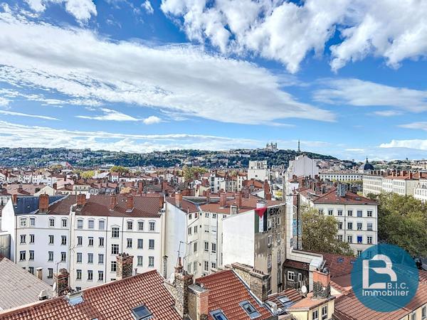 Etage élevé avec balcon et vue sur LYON
