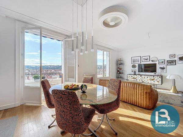 Etage élevé avec balcon et vue sur LYON