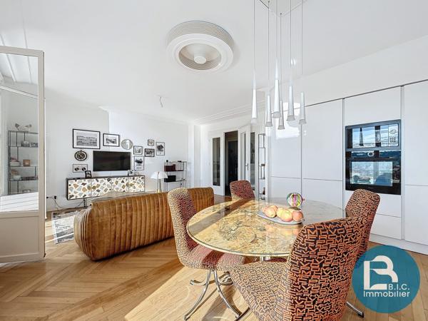Etage élevé avec balcon et vue sur LYON