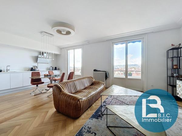 Etage élevé avec balcon et vue sur LYON