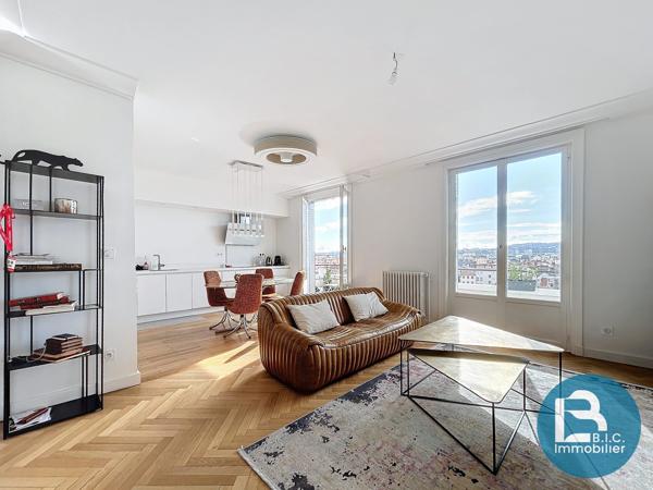 Etage élevé avec balcon et vue sur LYON