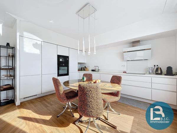 Etage élevé avec balcon et vue sur LYON