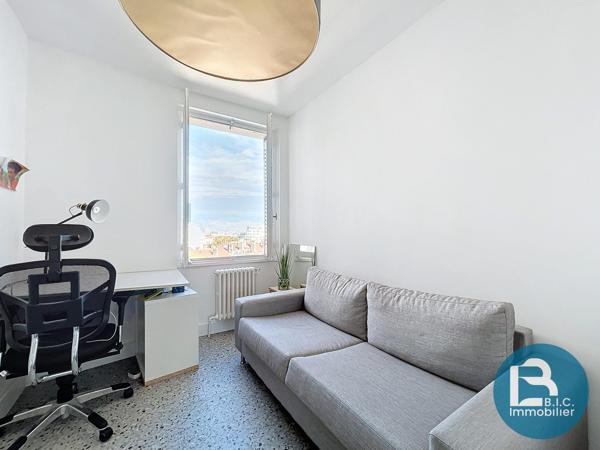 Etage élevé avec balcon et vue sur LYON