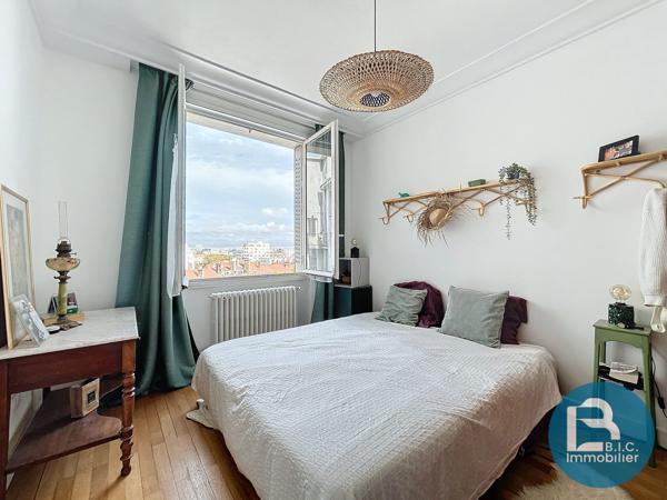 Etage élevé avec balcon et vue sur LYON