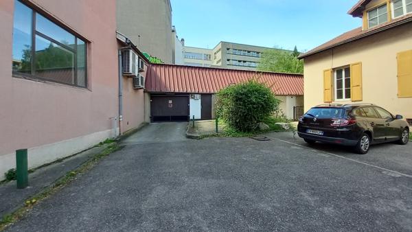 Parking · Location Grenoble (38000)