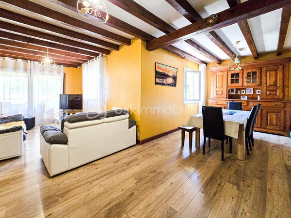 IDEAL INDEPENDANT - PROF LIBERAL - ARTISAN ... 
À Claix, dans la ZAC Fond Ratel, venez découvrir cette grande maison des années 1990 développant environ 260 m² de surface totale, édifiée sur une parcelle de 656 m², avec de nombreuses possibilités d’aménagement.

Le bien se compose de deux niveaux distincts, permettant d’envisager différents projets : grande maison familiale, habitation avec activité professionnelle, investissement locatif, ou encore division selon faisabilité.

Au rez-de-chaussée, vous trouverez une importante surface actuellement configurée en locaux professionnels / bureaux, avec plusieurs espaces de travail, salle commune et accès indépendants. Cette configuration offre un réel atout pour une profession libérale, un artisan, une activité de bureau, ou un projet nécessitant des espaces annexes.

À l’étage, la partie habitation d’environ 120 m² propose de beaux volumes et une distribution confortable. Elle bénéficie également d’une grande véranda fermée et climatisée, véritable pièce complémentaire agréable à vivre en toute saison. La maison dispose au total de plusieurs chambres, bureaux et espaces polyvalents, permettant de s’adapter à de nombreux besoins familiaux ou professionnels.

La maison est habitable en l’état, mais nécessitera des travaux de rafraîchissement afin d’exploiter pleinement son potentiel et de la remettre au goût du jour.

Côté prestations, le bien dispose notamment du tout-à-l’égout, de la fibre optique, du double vitrage, de volets roulants électriques, d’une chaudière gaz pour le rez-de-chaussée, d’une ventilation centralisée à l’étage, ainsi que d’une climatisation réversible dans la véranda. La cour goudronnée permet également de stationner plusieurs véhicules. 

L’environnement est pratique au quotidien, avec écoles, transports, commerces et services à proximité : collège Georges Pompidou, écoles du secteur Pont Rouge, arrêt Fond Ratel, Carrefour Market, pharmacie et services publics accessibles rapidement.

Un bien rare par ses volumes et sa configuration, idéal pour les acquéreurs recherchant une maison avec espace professionnel, grand potentiel d’aménagement et multiples stationnements, sur la commune recherchée de Claix.

Prix de vente : 420 000 € honoraires d’agence inclus

Pour plus d’informations ou organiser une visite, contactez Carole et Romain Royanez – BSK Immobilier.