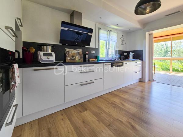 IDEAL INDEPENDANT - PROF LIBERAL - ARTISAN ... 
À Claix, dans la ZAC Fond Ratel, venez découvrir cette grande maison des années 1990 développant environ 260 m² de surface totale, édifiée sur une parcelle de 656 m², avec de nombreuses possibilités d’aménagement.

Le bien se compose de deux niveaux distincts, permettant d’envisager différents projets : grande maison familiale, habitation avec activité professionnelle, investissement locatif, ou encore division selon faisabilité.

Au rez-de-chaussée, vous trouverez une importante surface actuellement configurée en locaux professionnels / bureaux, avec plusieurs espaces de travail, salle commune et accès indépendants. Cette configuration offre un réel atout pour une profession libérale, un artisan, une activité de bureau, ou un projet nécessitant des espaces annexes.

À l’étage, la partie habitation d’environ 120 m² propose de beaux volumes et une distribution confortable. Elle bénéficie également d’une grande véranda fermée et climatisée, véritable pièce complémentaire agréable à vivre en toute saison. La maison dispose au total de plusieurs chambres, bureaux et espaces polyvalents, permettant de s’adapter à de nombreux besoins familiaux ou professionnels.

La maison est habitable en l’état, mais nécessitera des travaux de rafraîchissement afin d’exploiter pleinement son potentiel et de la remettre au goût du jour.

Côté prestations, le bien dispose notamment du tout-à-l’égout, de la fibre optique, du double vitrage, de volets roulants électriques, d’une chaudière gaz pour le rez-de-chaussée, d’une ventilation centralisée à l’étage, ainsi que d’une climatisation réversible dans la véranda. La cour goudronnée permet également de stationner plusieurs véhicules. 

L’environnement est pratique au quotidien, avec écoles, transports, commerces et services à proximité : collège Georges Pompidou, écoles du secteur Pont Rouge, arrêt Fond Ratel, Carrefour Market, pharmacie et services publics accessibles rapidement.

Un bien rare par ses volumes et sa configuration, idéal pour les acquéreurs recherchant une maison avec espace professionnel, grand potentiel d’aménagement et multiples stationnements, sur la commune recherchée de Claix.

Prix de vente : 420 000 € honoraires d’agence inclus

Pour plus d’informations ou organiser une visite, contactez Carole et Romain Royanez – BSK Immobilier.