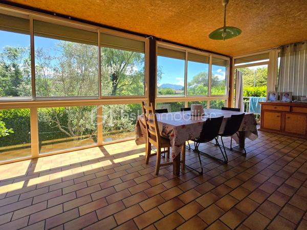IDEAL INDEPENDANT - PROF LIBERAL - ARTISAN ... 
À Claix, dans la ZAC Fond Ratel, venez découvrir cette grande maison des années 1990 développant environ 260 m² de surface totale, édifiée sur une parcelle de 656 m², avec de nombreuses possibilités d’aménagement.

Le bien se compose de deux niveaux distincts, permettant d’envisager différents projets : grande maison familiale, habitation avec activité professionnelle, investissement locatif, ou encore division selon faisabilité.

Au rez-de-chaussée, vous trouverez une importante surface actuellement configurée en locaux professionnels / bureaux, avec plusieurs espaces de travail, salle commune et accès indépendants. Cette configuration offre un réel atout pour une profession libérale, un artisan, une activité de bureau, ou un projet nécessitant des espaces annexes.

À l’étage, la partie habitation d’environ 120 m² propose de beaux volumes et une distribution confortable. Elle bénéficie également d’une grande véranda fermée et climatisée, véritable pièce complémentaire agréable à vivre en toute saison. La maison dispose au total de plusieurs chambres, bureaux et espaces polyvalents, permettant de s’adapter à de nombreux besoins familiaux ou professionnels.

La maison est habitable en l’état, mais nécessitera des travaux de rafraîchissement afin d’exploiter pleinement son potentiel et de la remettre au goût du jour.

Côté prestations, le bien dispose notamment du tout-à-l’égout, de la fibre optique, du double vitrage, de volets roulants électriques, d’une chaudière gaz pour le rez-de-chaussée, d’une ventilation centralisée à l’étage, ainsi que d’une climatisation réversible dans la véranda. La cour goudronnée permet également de stationner plusieurs véhicules. 

L’environnement est pratique au quotidien, avec écoles, transports, commerces et services à proximité : collège Georges Pompidou, écoles du secteur Pont Rouge, arrêt Fond Ratel, Carrefour Market, pharmacie et services publics accessibles rapidement.

Un bien rare par ses volumes et sa configuration, idéal pour les acquéreurs recherchant une maison avec espace professionnel, grand potentiel d’aménagement et multiples stationnements, sur la commune recherchée de Claix.

Prix de vente : 420 000 € honoraires d’agence inclus

Pour plus d’informations ou organiser une visite, contactez Carole et Romain Royanez – BSK Immobilier.