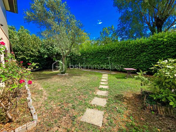 IDEAL INDEPENDANT - PROF LIBERAL - ARTISAN ... 
À Claix, dans la ZAC Fond Ratel, venez découvrir cette grande maison des années 1990 développant environ 260 m² de surface totale, édifiée sur une parcelle de 656 m², avec de nombreuses possibilités d’aménagement.

Le bien se compose de deux niveaux distincts, permettant d’envisager différents projets : grande maison familiale, habitation avec activité professionnelle, investissement locatif, ou encore division selon faisabilité.

Au rez-de-chaussée, vous trouverez une importante surface actuellement configurée en locaux professionnels / bureaux, avec plusieurs espaces de travail, salle commune et accès indépendants. Cette configuration offre un réel atout pour une profession libérale, un artisan, une activité de bureau, ou un projet nécessitant des espaces annexes.

À l’étage, la partie habitation d’environ 120 m² propose de beaux volumes et une distribution confortable. Elle bénéficie également d’une grande véranda fermée et climatisée, véritable pièce complémentaire agréable à vivre en toute saison. La maison dispose au total de plusieurs chambres, bureaux et espaces polyvalents, permettant de s’adapter à de nombreux besoins familiaux ou professionnels.

La maison est habitable en l’état, mais nécessitera des travaux de rafraîchissement afin d’exploiter pleinement son potentiel et de la remettre au goût du jour.

Côté prestations, le bien dispose notamment du tout-à-l’égout, de la fibre optique, du double vitrage, de volets roulants électriques, d’une chaudière gaz pour le rez-de-chaussée, d’une ventilation centralisée à l’étage, ainsi que d’une climatisation réversible dans la véranda. La cour goudronnée permet également de stationner plusieurs véhicules. 

L’environnement est pratique au quotidien, avec écoles, transports, commerces et services à proximité : collège Georges Pompidou, écoles du secteur Pont Rouge, arrêt Fond Ratel, Carrefour Market, pharmacie et services publics accessibles rapidement.

Un bien rare par ses volumes et sa configuration, idéal pour les acquéreurs recherchant une maison avec espace professionnel, grand potentiel d’aménagement et multiples stationnements, sur la commune recherchée de Claix.

Prix de vente : 420 000 € honoraires d’agence inclus

Pour plus d’informations ou organiser une visite, contactez Carole et Romain Royanez – BSK Immobilier.