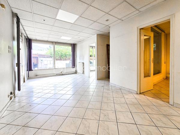IDEAL INDEPENDANT - PROF LIBERAL - ARTISAN ... 
À Claix, dans la ZAC Fond Ratel, venez découvrir cette grande maison des années 1990 développant environ 260 m² de surface totale, édifiée sur une parcelle de 656 m², avec de nombreuses possibilités d’aménagement.

Le bien se compose de deux niveaux distincts, permettant d’envisager différents projets : grande maison familiale, habitation avec activité professionnelle, investissement locatif, ou encore division selon faisabilité.

Au rez-de-chaussée, vous trouverez une importante surface actuellement configurée en locaux professionnels / bureaux, avec plusieurs espaces de travail, salle commune et accès indépendants. Cette configuration offre un réel atout pour une profession libérale, un artisan, une activité de bureau, ou un projet nécessitant des espaces annexes.

À l’étage, la partie habitation d’environ 120 m² propose de beaux volumes et une distribution confortable. Elle bénéficie également d’une grande véranda fermée et climatisée, véritable pièce complémentaire agréable à vivre en toute saison. La maison dispose au total de plusieurs chambres, bureaux et espaces polyvalents, permettant de s’adapter à de nombreux besoins familiaux ou professionnels.

La maison est habitable en l’état, mais nécessitera des travaux de rafraîchissement afin d’exploiter pleinement son potentiel et de la remettre au goût du jour.

Côté prestations, le bien dispose notamment du tout-à-l’égout, de la fibre optique, du double vitrage, de volets roulants électriques, d’une chaudière gaz pour le rez-de-chaussée, d’une ventilation centralisée à l’étage, ainsi que d’une climatisation réversible dans la véranda. La cour goudronnée permet également de stationner plusieurs véhicules. 

L’environnement est pratique au quotidien, avec écoles, transports, commerces et services à proximité : collège Georges Pompidou, écoles du secteur Pont Rouge, arrêt Fond Ratel, Carrefour Market, pharmacie et services publics accessibles rapidement.

Un bien rare par ses volumes et sa configuration, idéal pour les acquéreurs recherchant une maison avec espace professionnel, grand potentiel d’aménagement et multiples stationnements, sur la commune recherchée de Claix.

Prix de vente : 420 000 € honoraires d’agence inclus

Pour plus d’informations ou organiser une visite, contactez Carole et Romain Royanez – BSK Immobilier.