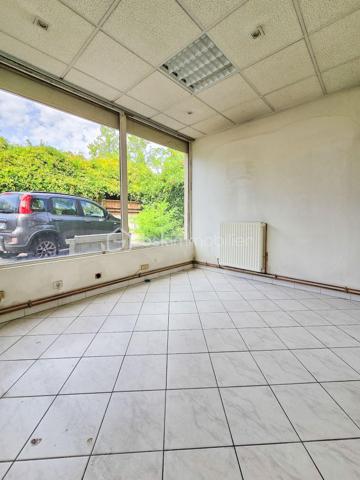 IDEAL INDEPENDANT - PROF LIBERAL - ARTISAN ... 
À Claix, dans la ZAC Fond Ratel, venez découvrir cette grande maison des années 1990 développant environ 260 m² de surface totale, édifiée sur une parcelle de 656 m², avec de nombreuses possibilités d’aménagement.

Le bien se compose de deux niveaux distincts, permettant d’envisager différents projets : grande maison familiale, habitation avec activité professionnelle, investissement locatif, ou encore division selon faisabilité.

Au rez-de-chaussée, vous trouverez une importante surface actuellement configurée en locaux professionnels / bureaux, avec plusieurs espaces de travail, salle commune et accès indépendants. Cette configuration offre un réel atout pour une profession libérale, un artisan, une activité de bureau, ou un projet nécessitant des espaces annexes.

À l’étage, la partie habitation d’environ 120 m² propose de beaux volumes et une distribution confortable. Elle bénéficie également d’une grande véranda fermée et climatisée, véritable pièce complémentaire agréable à vivre en toute saison. La maison dispose au total de plusieurs chambres, bureaux et espaces polyvalents, permettant de s’adapter à de nombreux besoins familiaux ou professionnels.

La maison est habitable en l’état, mais nécessitera des travaux de rafraîchissement afin d’exploiter pleinement son potentiel et de la remettre au goût du jour.

Côté prestations, le bien dispose notamment du tout-à-l’égout, de la fibre optique, du double vitrage, de volets roulants électriques, d’une chaudière gaz pour le rez-de-chaussée, d’une ventilation centralisée à l’étage, ainsi que d’une climatisation réversible dans la véranda. La cour goudronnée permet également de stationner plusieurs véhicules. 

L’environnement est pratique au quotidien, avec écoles, transports, commerces et services à proximité : collège Georges Pompidou, écoles du secteur Pont Rouge, arrêt Fond Ratel, Carrefour Market, pharmacie et services publics accessibles rapidement.

Un bien rare par ses volumes et sa configuration, idéal pour les acquéreurs recherchant une maison avec espace professionnel, grand potentiel d’aménagement et multiples stationnements, sur la commune recherchée de Claix.

Prix de vente : 420 000 € honoraires d’agence inclus

Pour plus d’informations ou organiser une visite, contactez Carole et Romain Royanez – BSK Immobilier.