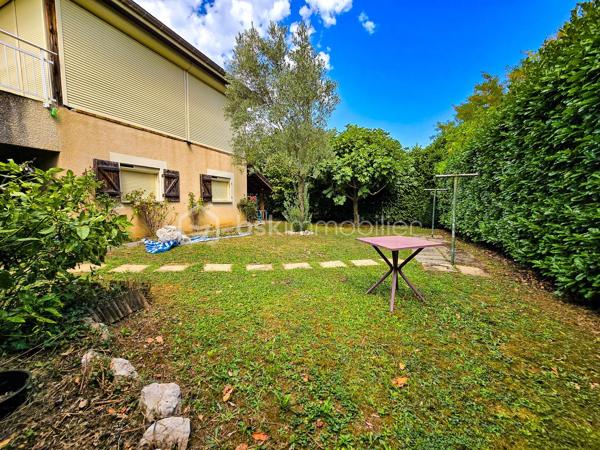 IDEAL INDEPENDANT - PROF LIBERAL - ARTISAN ... 
À Claix, dans la ZAC Fond Ratel, venez découvrir cette grande maison des années 1990 développant environ 260 m² de surface totale, édifiée sur une parcelle de 656 m², avec de nombreuses possibilités d’aménagement.

Le bien se compose de deux niveaux distincts, permettant d’envisager différents projets : grande maison familiale, habitation avec activité professionnelle, investissement locatif, ou encore division selon faisabilité.

Au rez-de-chaussée, vous trouverez une importante surface actuellement configurée en locaux professionnels / bureaux, avec plusieurs espaces de travail, salle commune et accès indépendants. Cette configuration offre un réel atout pour une profession libérale, un artisan, une activité de bureau, ou un projet nécessitant des espaces annexes.

À l’étage, la partie habitation d’environ 120 m² propose de beaux volumes et une distribution confortable. Elle bénéficie également d’une grande véranda fermée et climatisée, véritable pièce complémentaire agréable à vivre en toute saison. La maison dispose au total de plusieurs chambres, bureaux et espaces polyvalents, permettant de s’adapter à de nombreux besoins familiaux ou professionnels.

La maison est habitable en l’état, mais nécessitera des travaux de rafraîchissement afin d’exploiter pleinement son potentiel et de la remettre au goût du jour.

Côté prestations, le bien dispose notamment du tout-à-l’égout, de la fibre optique, du double vitrage, de volets roulants électriques, d’une chaudière gaz pour le rez-de-chaussée, d’une ventilation centralisée à l’étage, ainsi que d’une climatisation réversible dans la véranda. La cour goudronnée permet également de stationner plusieurs véhicules. 

L’environnement est pratique au quotidien, avec écoles, transports, commerces et services à proximité : collège Georges Pompidou, écoles du secteur Pont Rouge, arrêt Fond Ratel, Carrefour Market, pharmacie et services publics accessibles rapidement.

Un bien rare par ses volumes et sa configuration, idéal pour les acquéreurs recherchant une maison avec espace professionnel, grand potentiel d’aménagement et multiples stationnements, sur la commune recherchée de Claix.

Prix de vente : 420 000 € honoraires d’agence inclus

Pour plus d’informations ou organiser une visite, contactez Carole et Romain Royanez – BSK Immobilier.